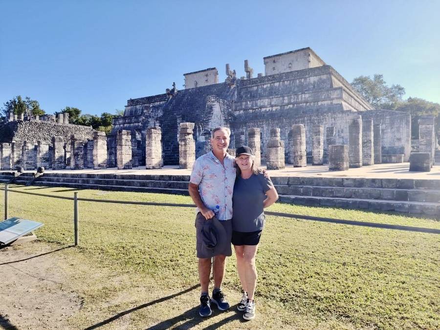 Certified guide explaining Chichén Itzá history